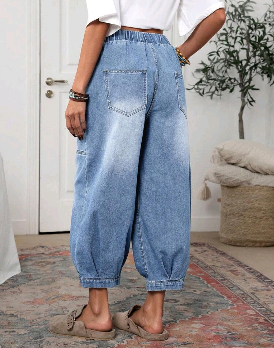 Loose fitting jeans